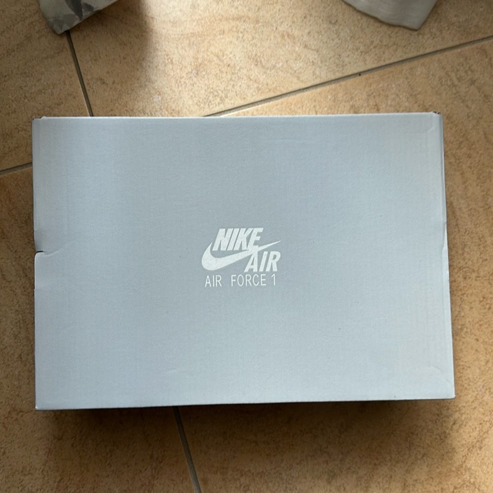 BNWT Nike Air Force 1s
W 6.5 size / M 5 size